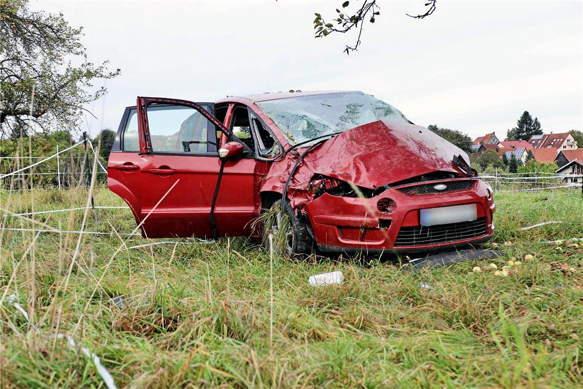 Schwerer Unfall: Beifahrerin wird aus Auto geschleudert Das Auto überschlug sich mehrmals und kam auf einer Pferdekoppel zum Stehen. Foto: 7aktuell.de/Kevin Lermer
