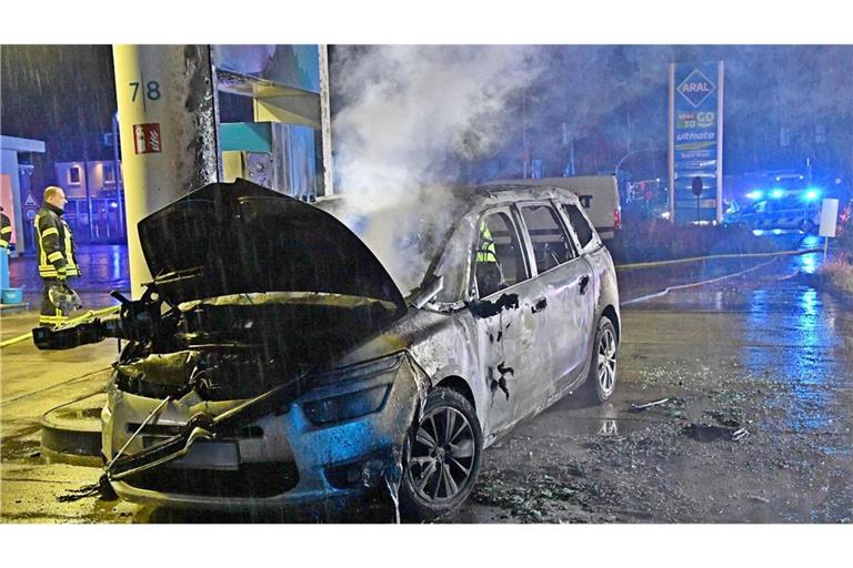 Das Auto und die Leiche der Ehefrau verbrannten in dem Feuer teilweise. (Archivbild)