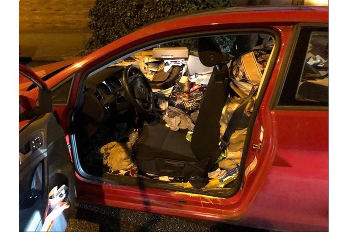 Das Auto war so vollgemüllt, dass der Fahrer kaum noch Platz zum sicheren Steuern hatte. Foto: Polizei Essen/dpa