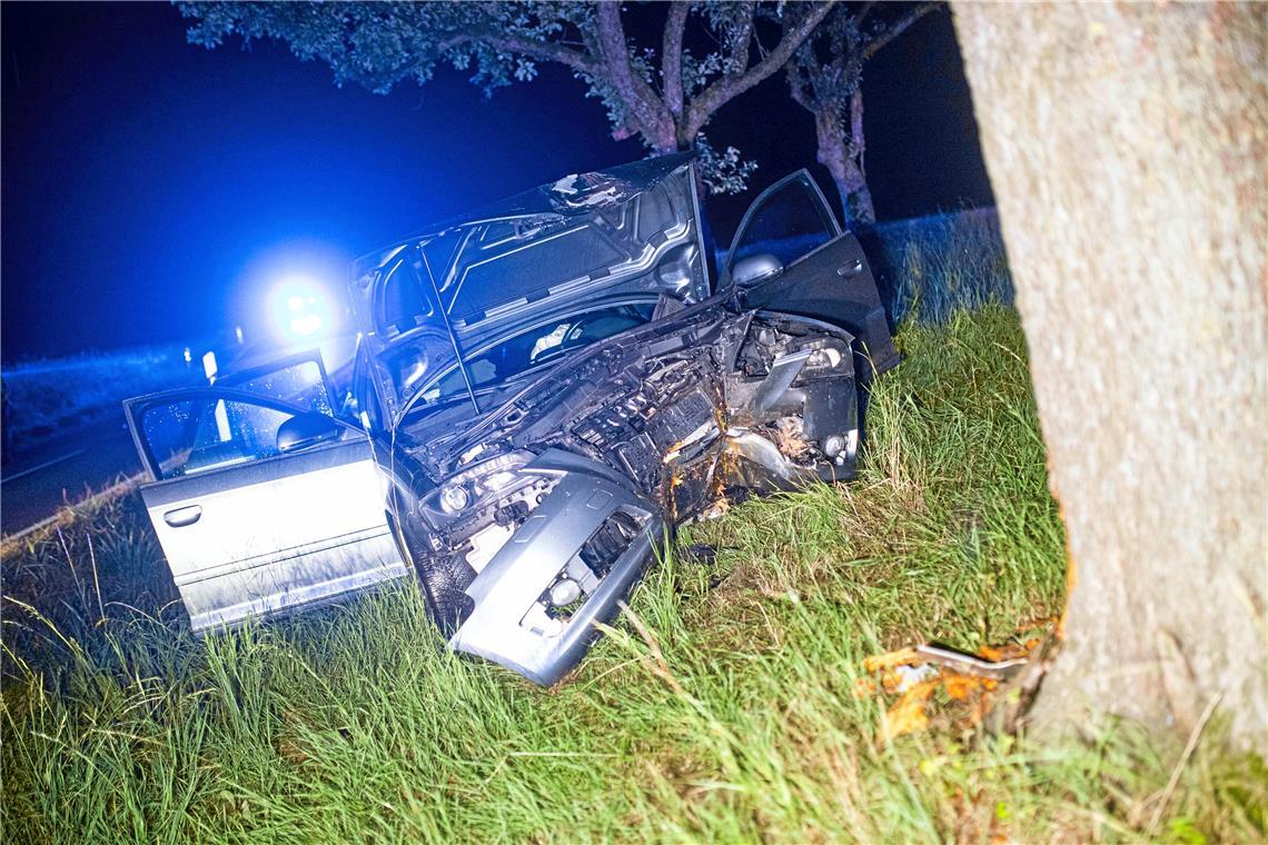 28-Jähriger prallt bei Waiblingen gegen einen Baum Das Auto wurde bei dem Unfall vollständig beschädigt. Foto: 7aktuell.de/Simon Adomat