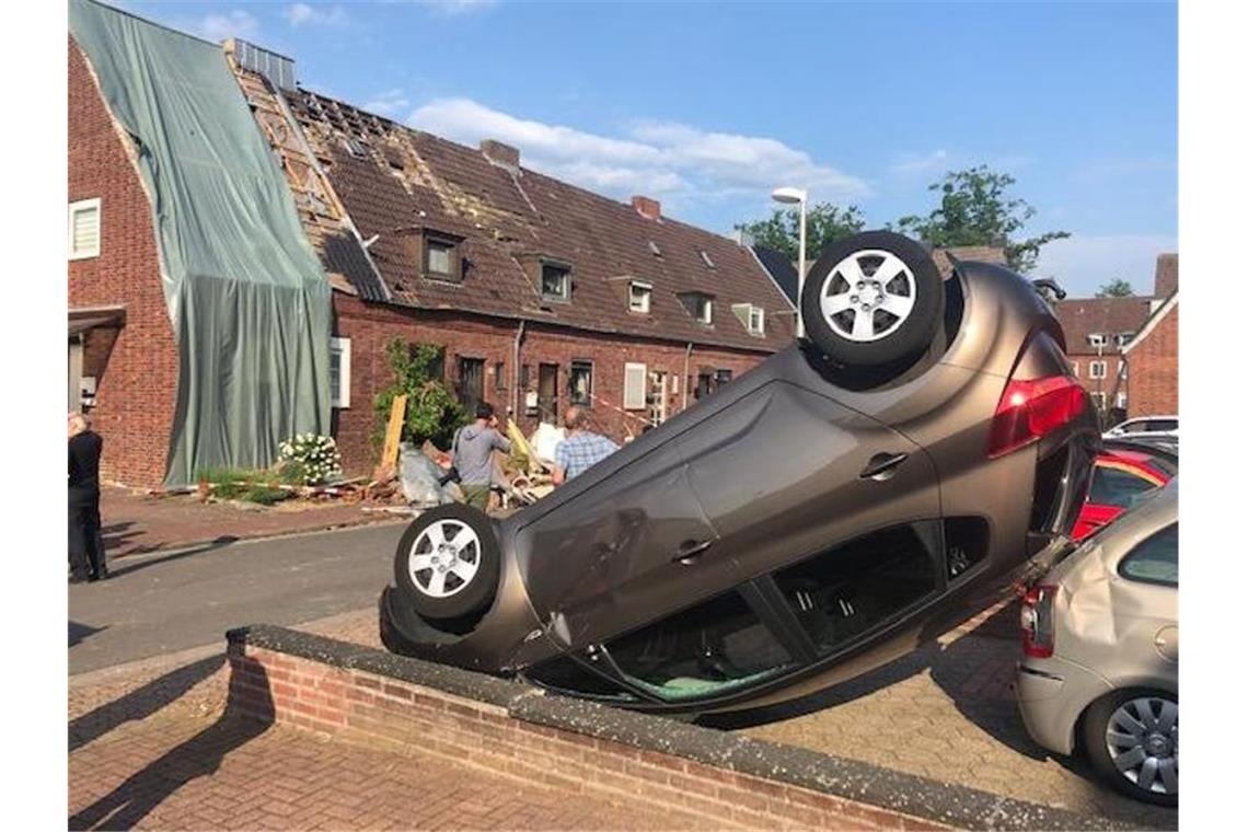 Tornado richtet im Münsterland schwere Schäden an Das Auto wurde zehn Meter weit durch die Luft gewirbelt. Foto: Stadt Bocholt
