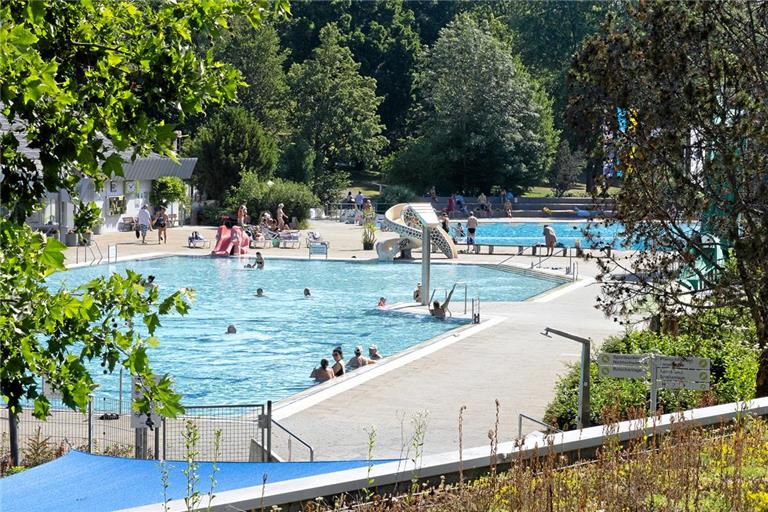 Das Backnanger Freibad hat heute zwar geöffnet, Kasse und Kiosk sind aber nicht besetzt. Foto: Alexander Becher