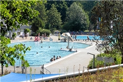 Das Backnanger Freibad ist zwar im Besitz der Stadt, wird aber vom privaten Unternehmen Interspa betrieben. Foto: Alexander Becher