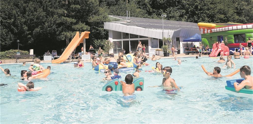 Das Backnanger Freibad Wonnemar diente vielen Bürgern aus der Region als willkommene Abkühlungsmöglichkeit – hier bei der „School’s out Party“. Foto: J. Fiedler