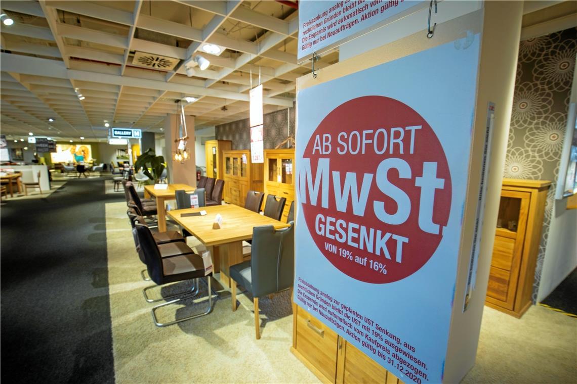 Was bringt die Mehrwertsteuersenkung? Das Backnanger Möbelhaus Opti-Wohnwelt gibt den gesenkten Steuersatz schon seit drei Wochen an die Kunden weiter. Foto: A. Becher