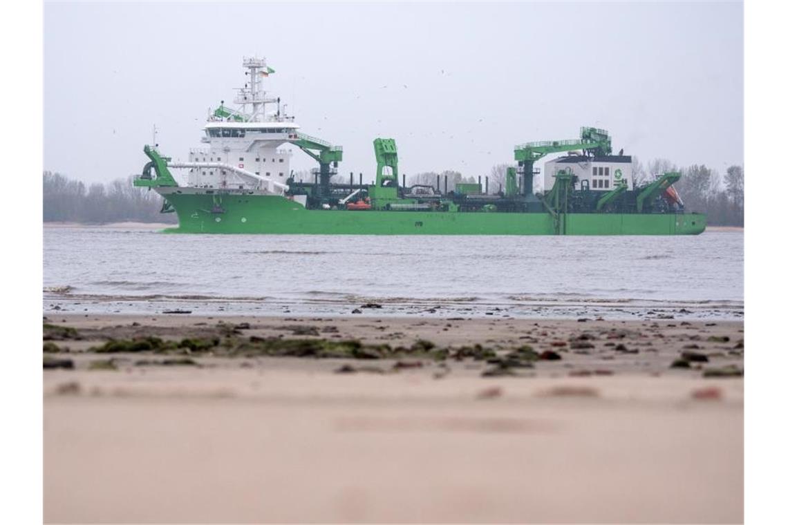 Das Baggerschiff „Bonny River“ fährt auf der Elbe. Das Bundesverwaltungsgericht in Leipzig hat grünes Licht für den Bau der Elbvertiefung gegeben. Foto: Daniel Bockwoldt/dpa