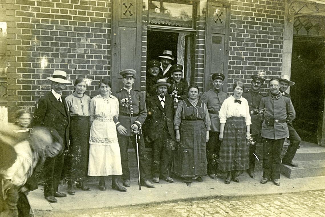 Das Bahnhofspersonal ließ sich 1910 am Gebäude fotografieren. Repros: P. Wolf