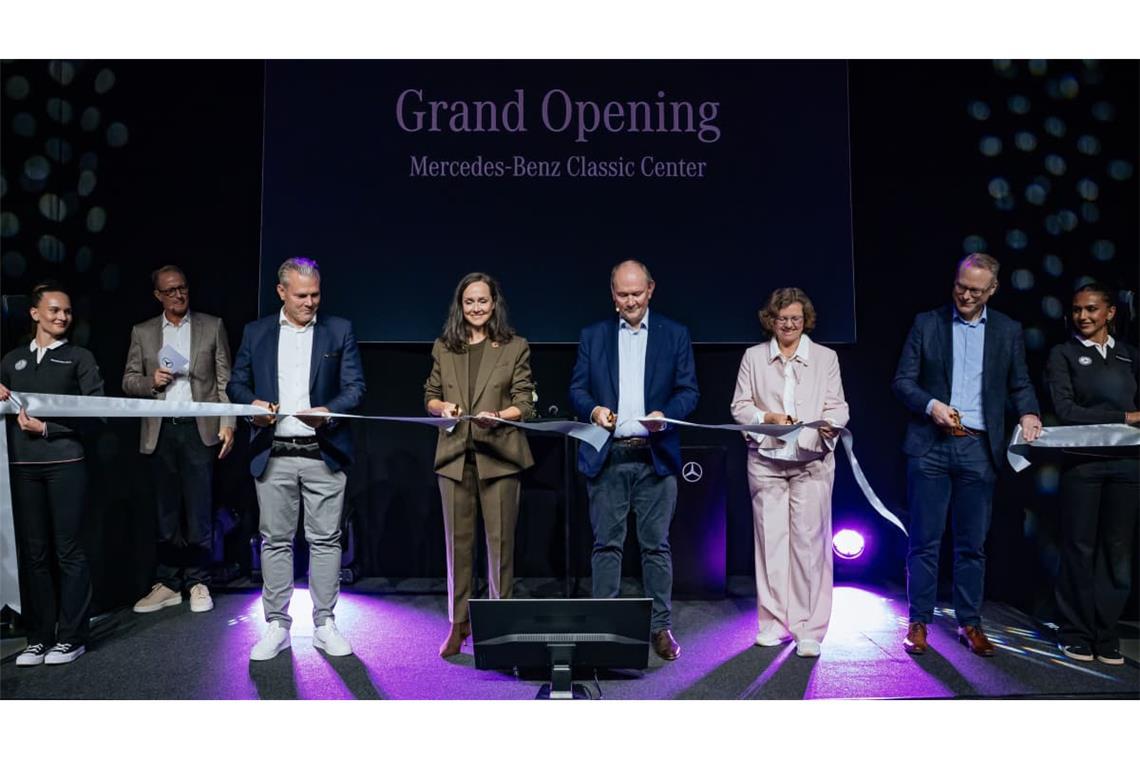 Das Band wird zerschnitten, die Erweiterung des Mercedes-Benz Classic Centers in Fellbach feierlich eröffnet. Heritage-CEO Marcus Breitschwerdt (vierter von rechts) und Peter Schoren (dritter von links),&nbsp;Leiter des Classic Centers, mit der Schere in der Hand