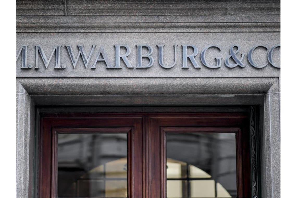 Cum-Ex-Geschäfte: Behörde fordert Steuern von Warburg zurück