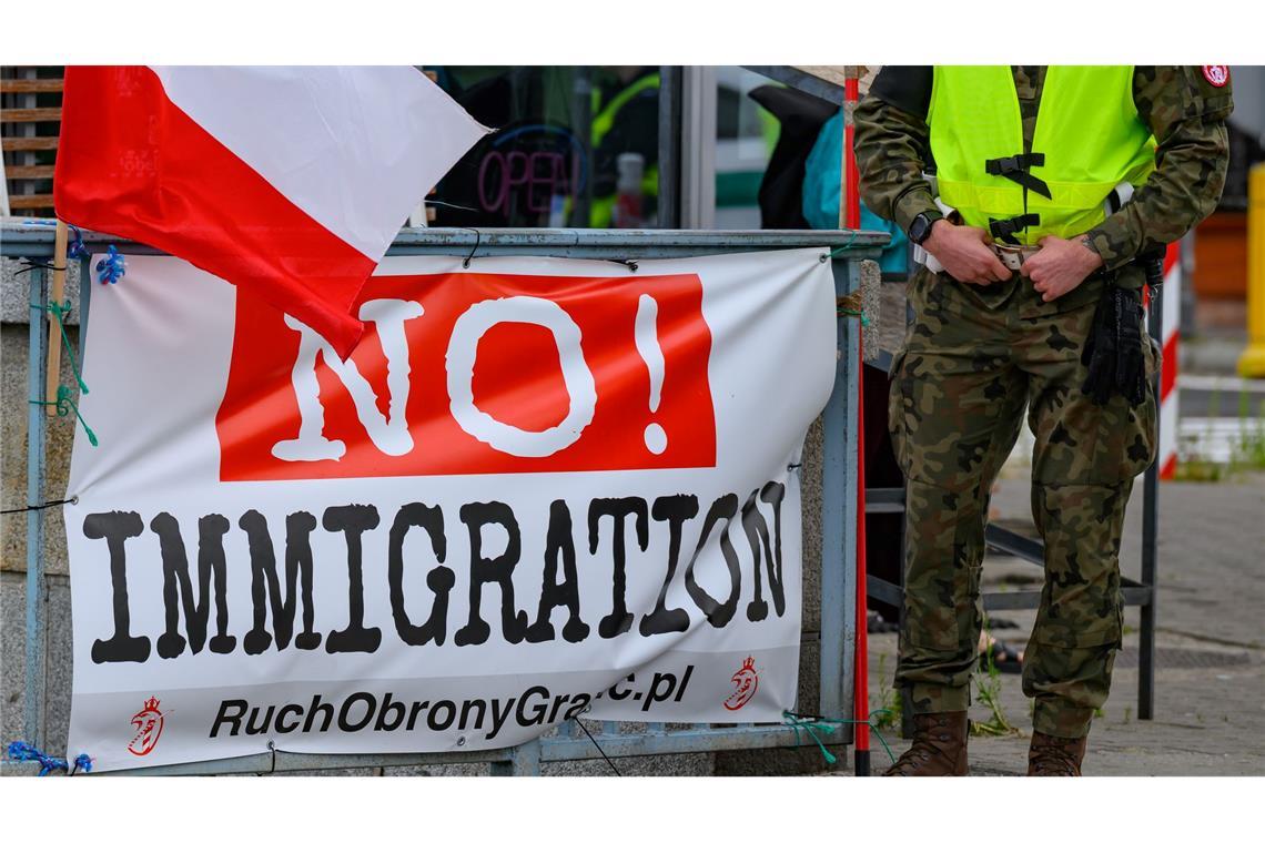 Doppelte Kontrolle an der deutsch-polnischen Grenze Das Banner stammt von der rechtsradikalen "Bewegung zur Verteidigung der Grenzen", die zu eigenmächtigen Grenzpatrouillen aufruft.