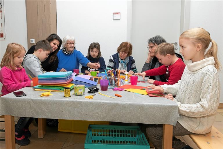 Das Bastelangebot kommt bei den Kindern gut an. Hier können sie unter Anleitung und in aller Ruhe Weihnachtsgeschenke für ihre Liebsten herstellen.Foto: J. Fiedler