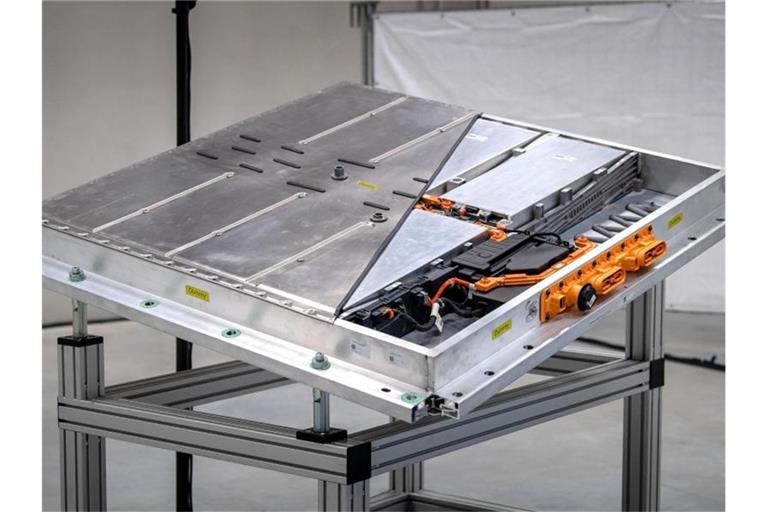 Das Batteriesystem im fertigen Gehäuse mit Batteriezellen und Steuereinheit für die neue Elektroauto-Serie von VW. Die Industrie macht beim geplanten Pass für fair hergestellte Batterien Tempo. Foto: Sina Schuldt/dpa