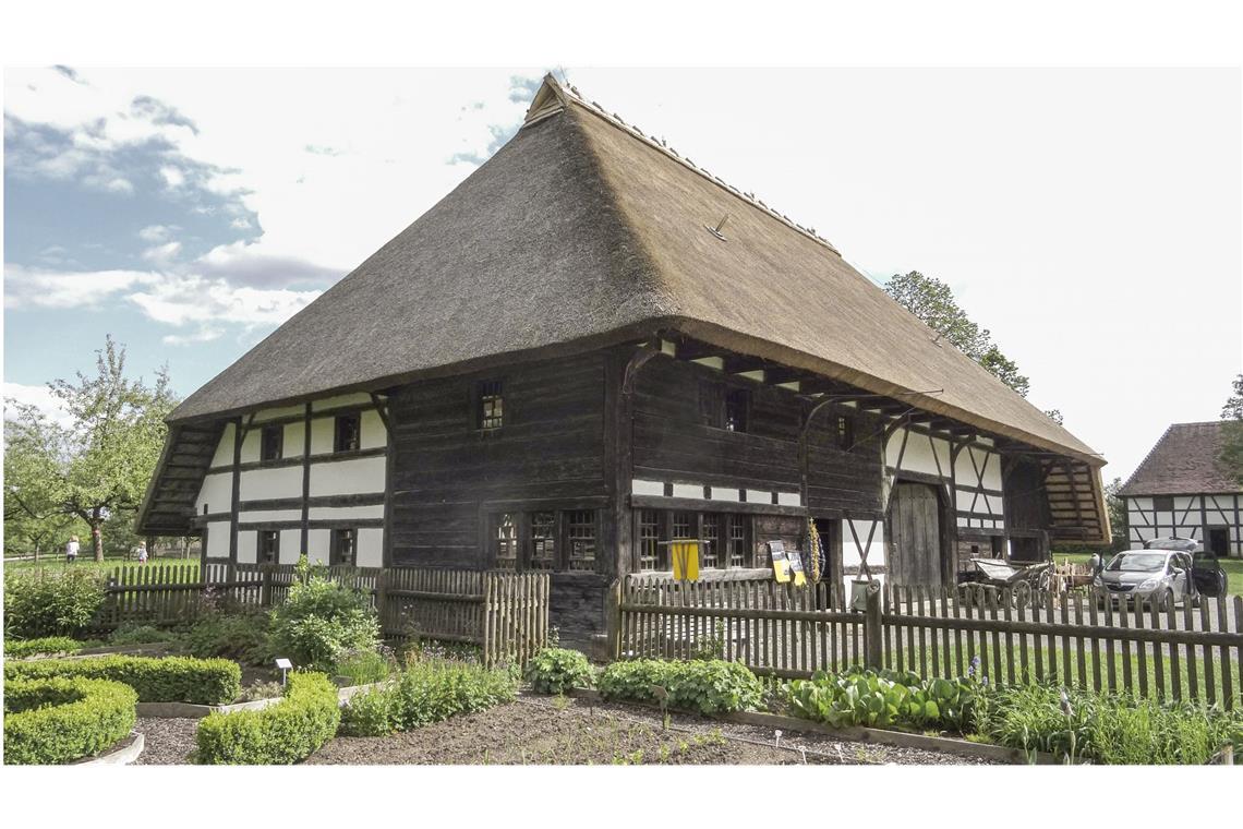 Immer mehr alte Bauernhäuser verschwinden Das Bauernhaus „Bei der Hueb“ aus dem Jahr 1633 befand sich bis 1971 im Dorf Zollenreute bei Aulendorf. Es wurde im Museumsdorf Kürnbach wieder aufgebaut.