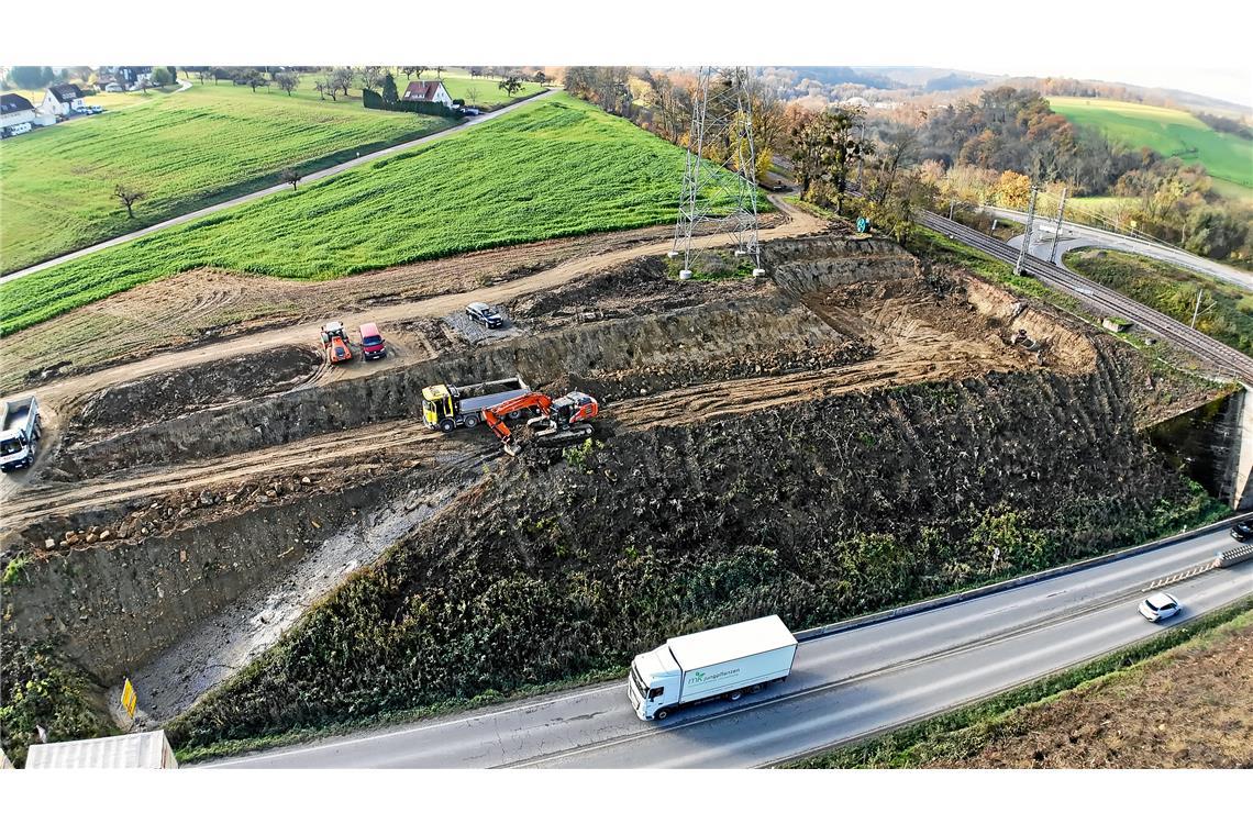 Das Baufeld für die Bahnbrücken wird vorbereitet.