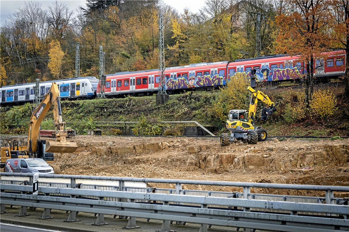 Das Baufeld für die neuen Bahnbrücken wird vorbereitet.