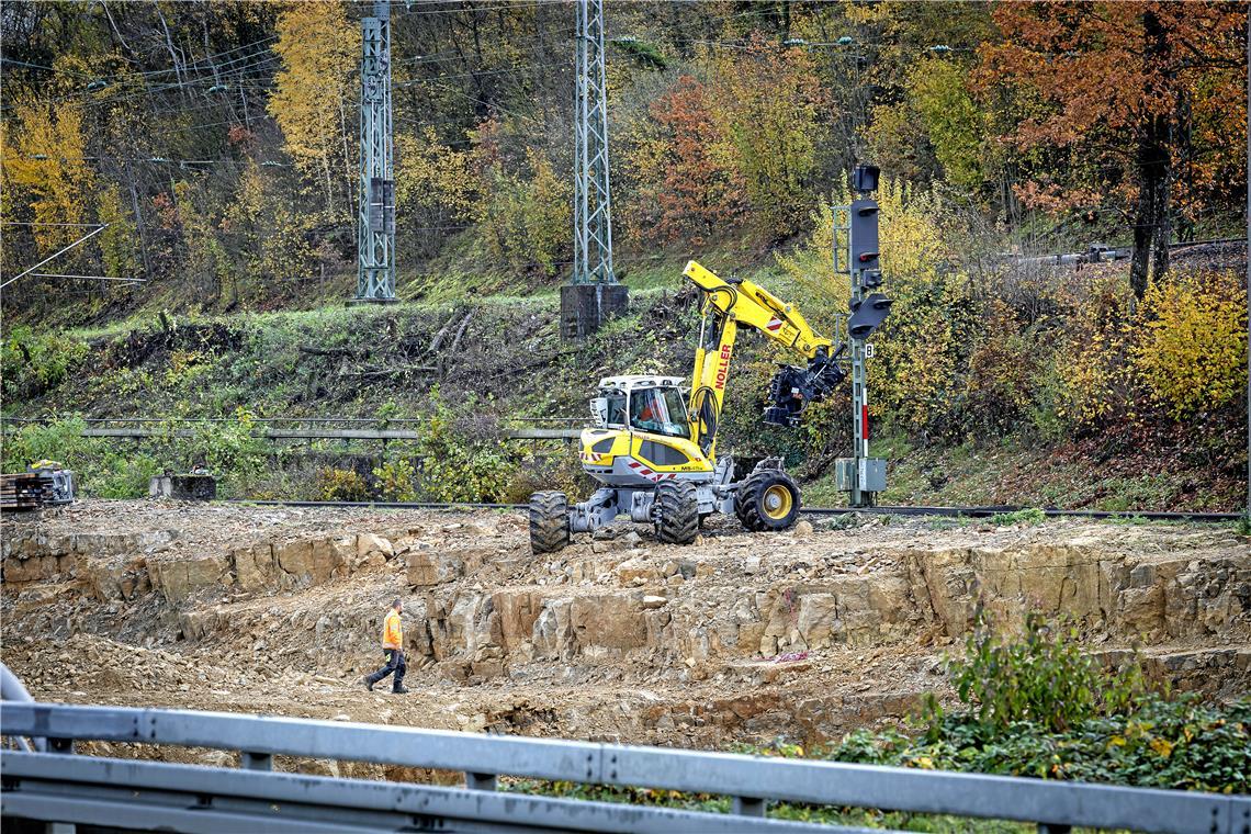 Das Baufeld für die neuen Bahnbrücken wird vorbereitet.