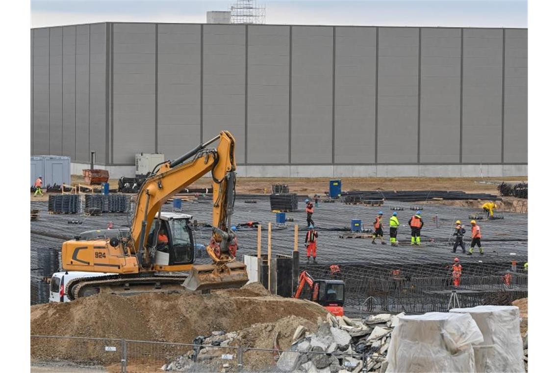 Das Baugelände der Tesla Gigafactory östlich von Berlin. Laut des brandenburgischen Umweltministeriums hat der Autobauer drei unzulässige Tanks errichtet. Foto: Patrick Pleul/dpa-Zentralbild/dpa