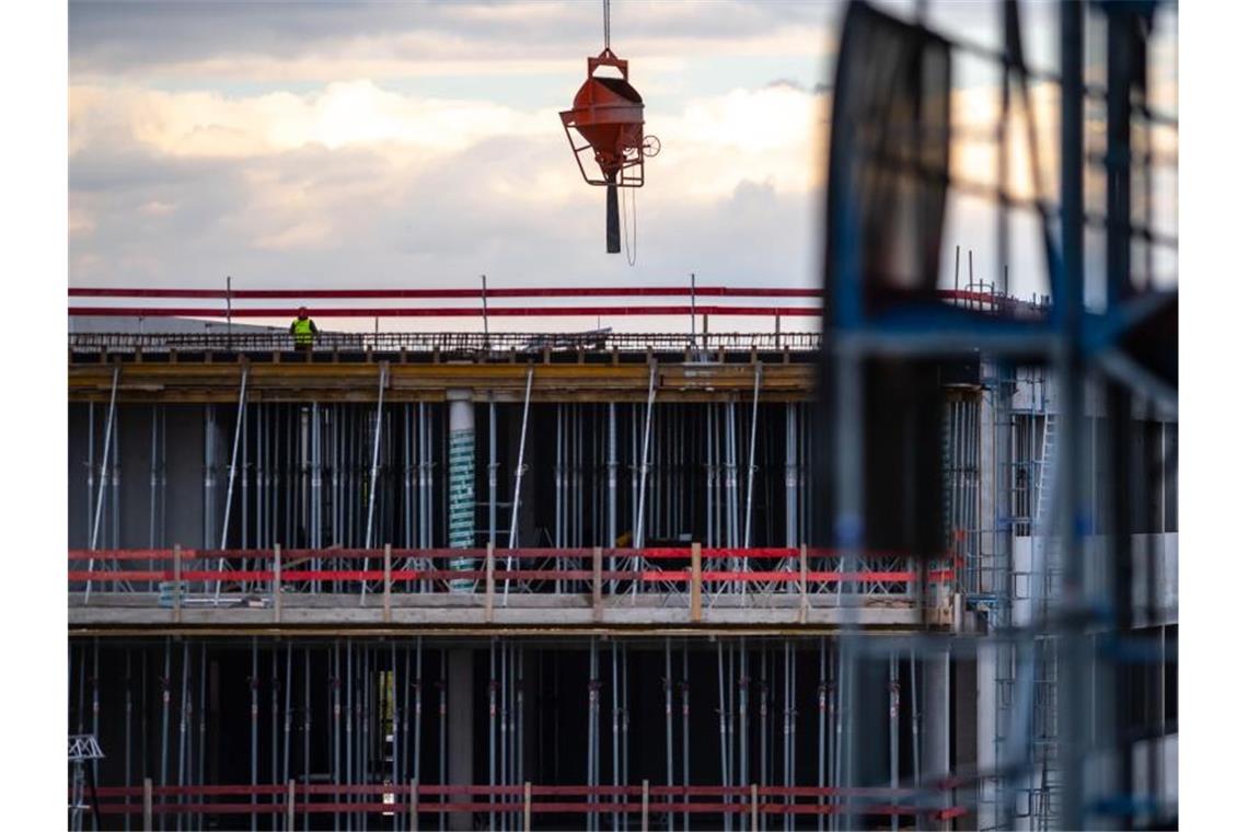 Das Baugewerbe steigerte seinen Ausstoß um 1,5 Prozent. Foto: Bernd Thissen/dpa