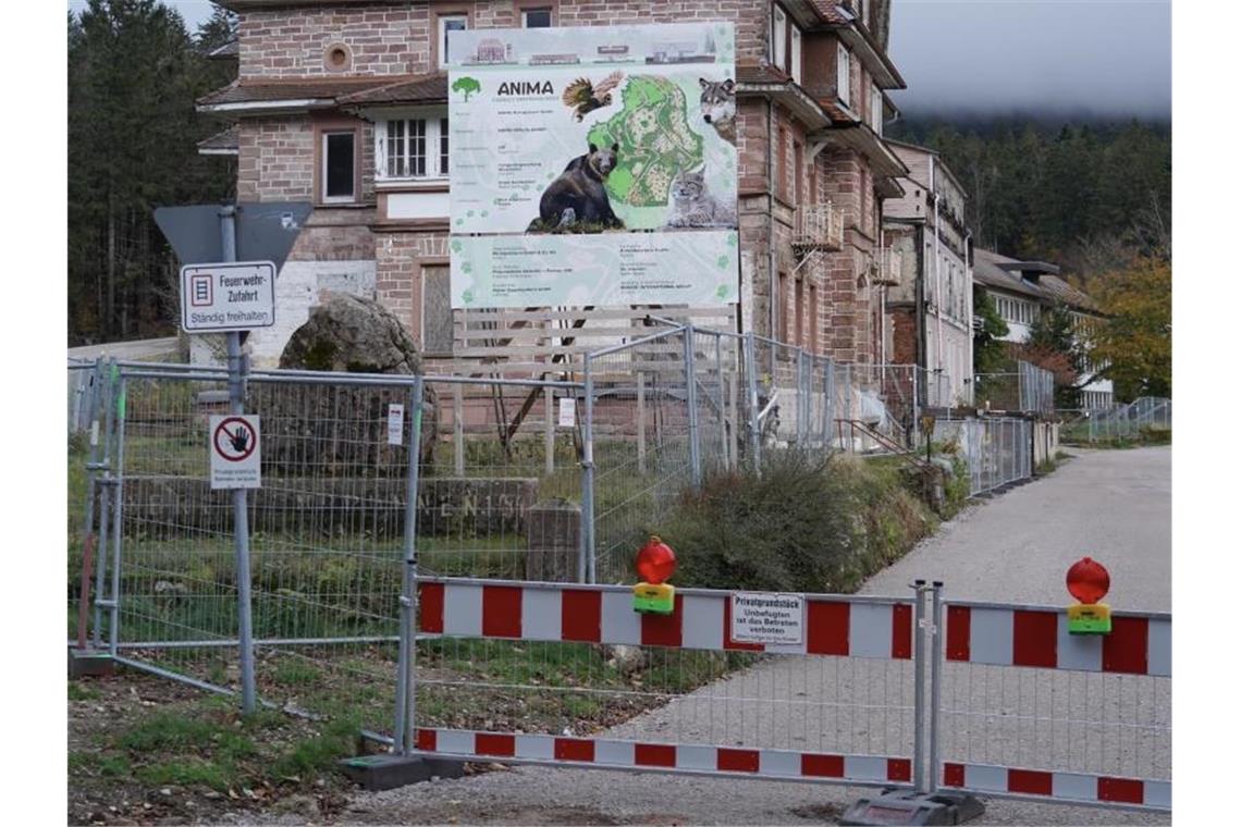 Das Baustellenschild auf dem Gelände der geplanten Anima-Tierwelt in Sasbachwalden. Foto: Benedikt Spether/dpa