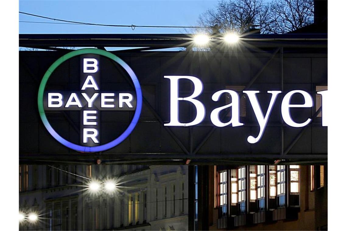 Das Bayer-Kreuz am Werk in Wuppertal. Das Unternehmen hält derzeit am Russland-Geschäft fest. Foto: Oliver Berg/dpa