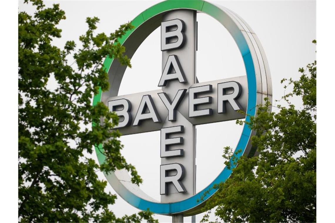 Bayer streicht mit Verkauf eines Firmenteils Milliarden ein Das Bayer-Logo am Flughafen Köln/Bonn. Foto: Oliver Berg/dpa