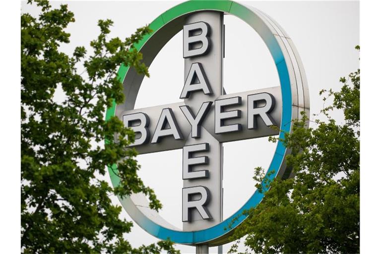 Das Bayer-Logo am Flughafen Köln/Bonn. Foto: Oliver Berg/dpa