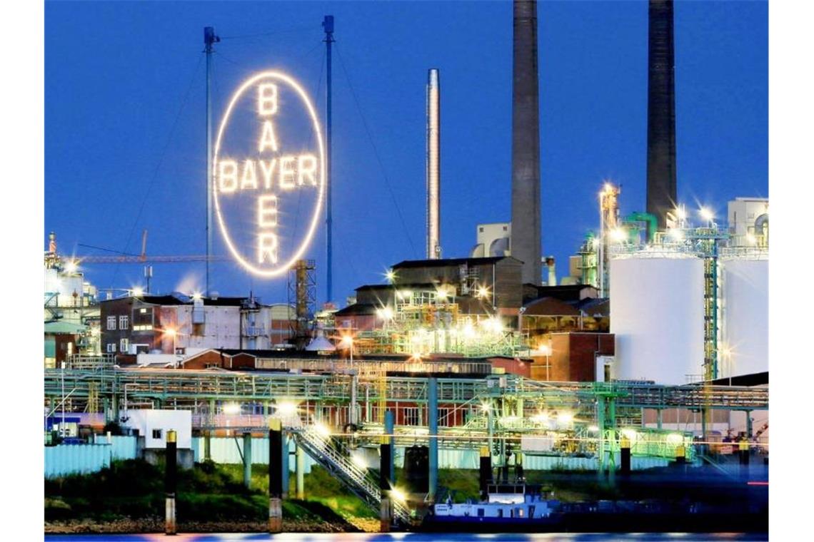 Bayer kehrt zurück in die Gewinnzone Das Bayer Werk in Leverkusen. Bayer macht wieder einen Jahresgewinn. Foto: Oliver Berg/dpa