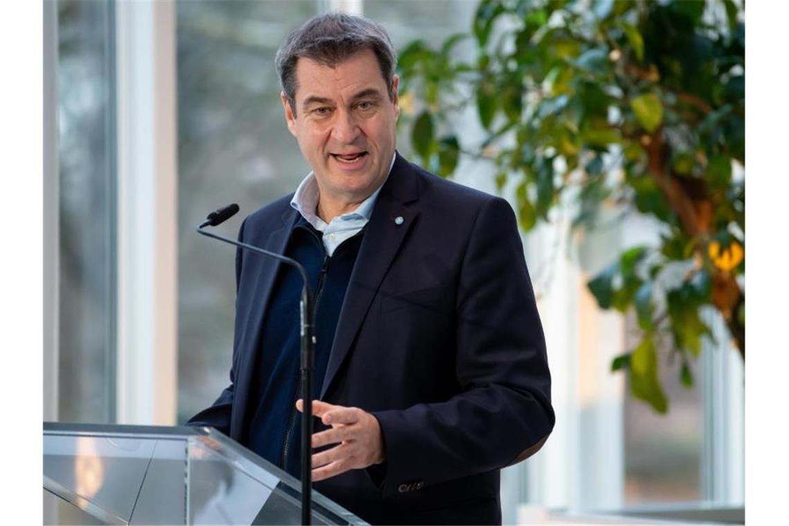 Zuschauer-Begrenzung mit unterschiedlichen Umsetzungen Das bayerische Kabinett um Ministerpräsident Markus Söder beschloss einen Zuschauerausschluss bei Fußballspielen. Foto: Sven Hoppe/dpa