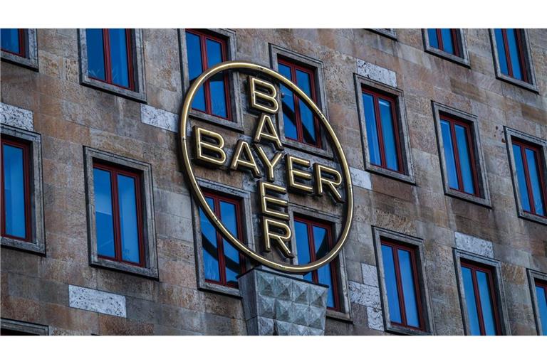 Das Bayerlogo an einem Verwaltungsgebäude in Leverkusen.
