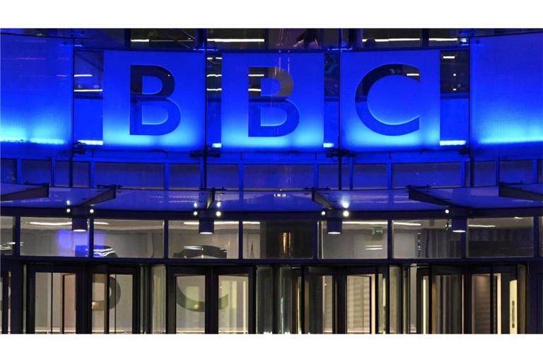 Das BBC-Hauptquartier in London. Die BBC-Führung betrachtet eine angedrohte Klage von US-Präsident Donald Trump nach wie vor als aussichtsloses Unterfangen. (Symbolfoto)