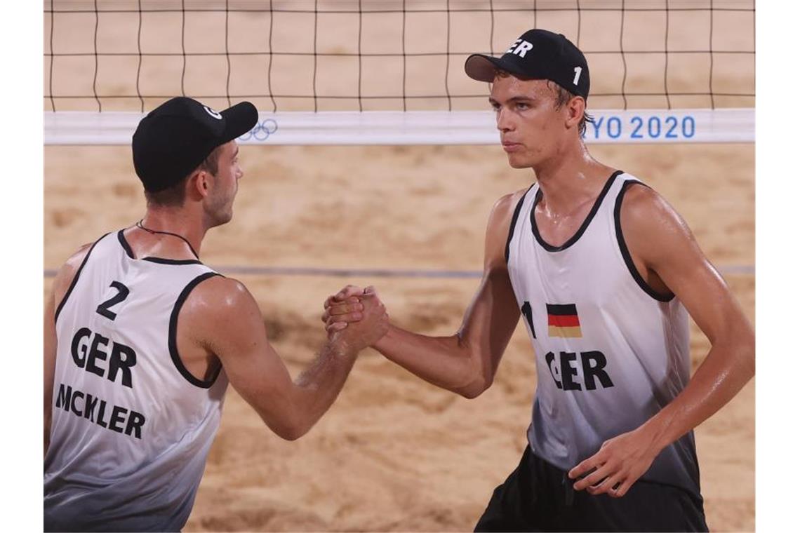 Das Beach-Duo Julius Thole (r) und Clemens Wickler hat in Tokio das Achtelfinale erreicht. Foto: Oliver Weiken/dpa