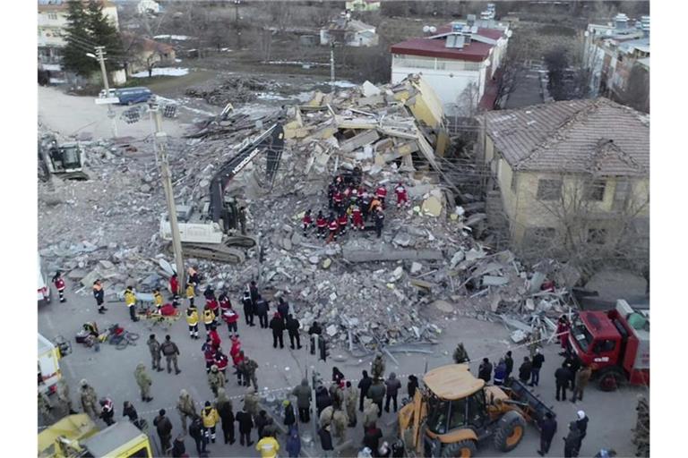 Das Beben hat die 600.000-Einwohner-Stadt Elazig schwer getroffen. Foto: -/IHA/AP/dpa