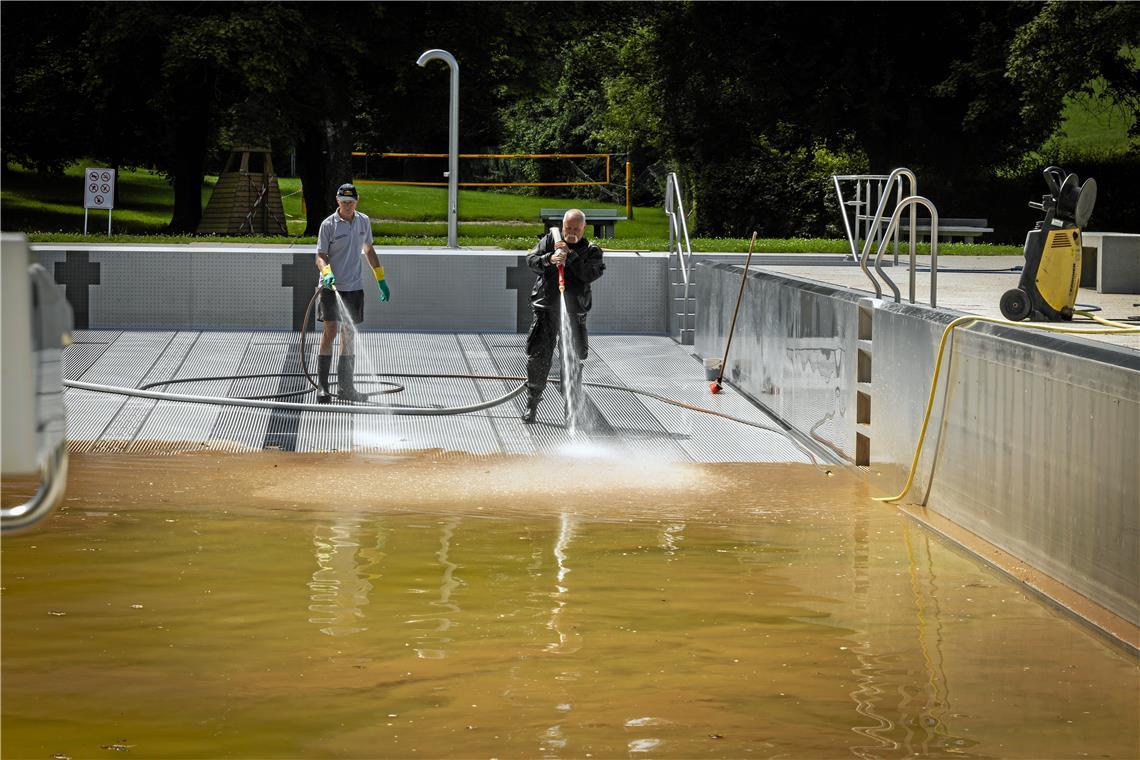 Freibad in Erbstetten ist bei Unwetter „mit blauem Auge davongekommen“ Das Becken vom schlammigen Wasser zu befreien, ist gar keine so leichte Aufgabe. Foto: Alexander Becher