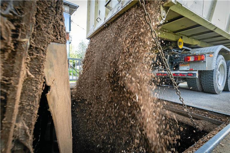 Das Befüllen des Holzhackschnitzelbunkers bei der Sulzbacher Festhalle geht einfach. Im Winter muss der Lastwagen drei- bis viermal pro Woche Material liefern, das sind dann etwa 150 Kubikmeter Hackschnitzel aus der Region.Foto: Alexander Becher