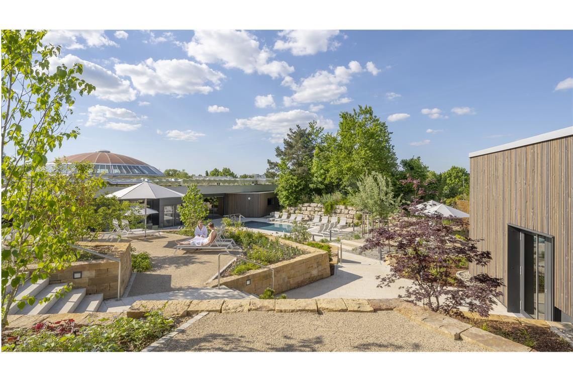 Das Behnisch Architekturbüro aus Stuttgart hat in Winnenden das Wunnebad saniert – mit Außensauna. Das Freibad hat montags bis freitags ab 7 Uhr geöffnet, am Wochenende und feiertags ab 10 Uhr. Das Hallenbad öffnet zu den selben Uhrzeiten – nur montags hat es lediglich in den Schulferien geöffnet. Die Adresse: Albertviller Straße 56 in 71364 Winnenden.