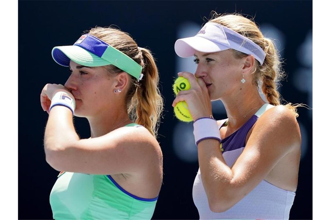 Das bei den US-Open an eins gesetzte Damen-Doppel Timea Babos (l) und Kristina Mladenovic sind wegen eines Corona-Kontakts vom Wettbewerb ausgeschlossen worden. Foto: Michael Dodge/AAP/dpa/Archivbild