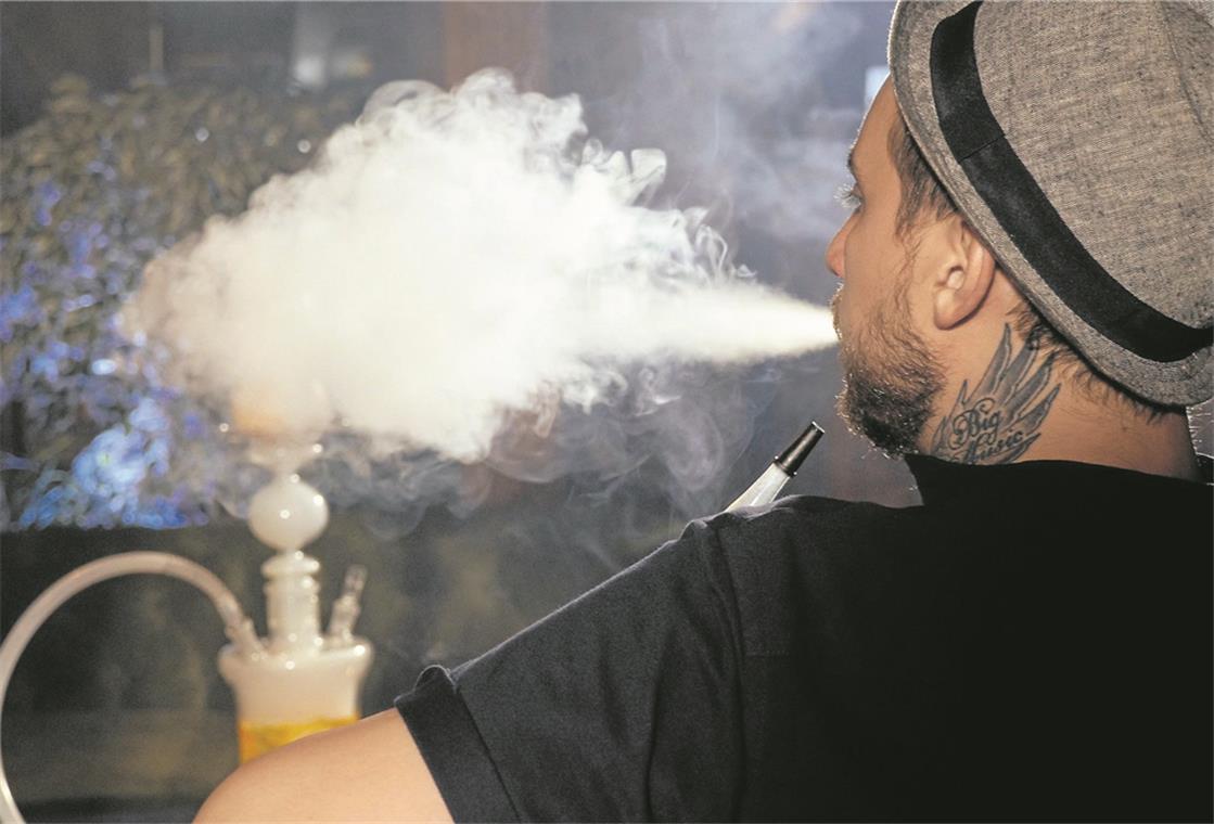 Das beim Zubereiten und Rauchen von Shishas entstehende Kohlenmonoxid birgt Gefahren für die Gesundheit. Symbolfoto: Fotolia/alexeg84