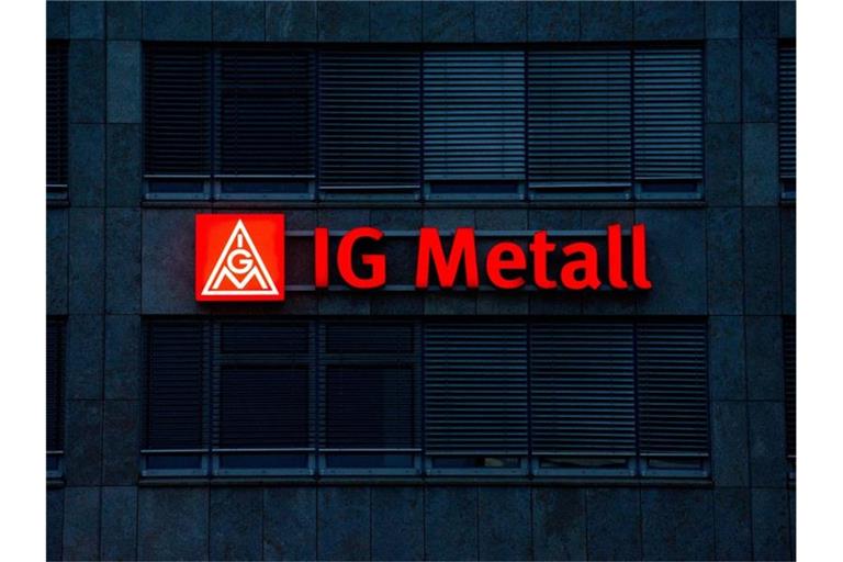 Das beleuchtete IG Metall-Logo ist an der Fassade der IG Metall-Verwaltungsstelle zu sehen. Foto: Marijan Murat/dpa/Archivbild