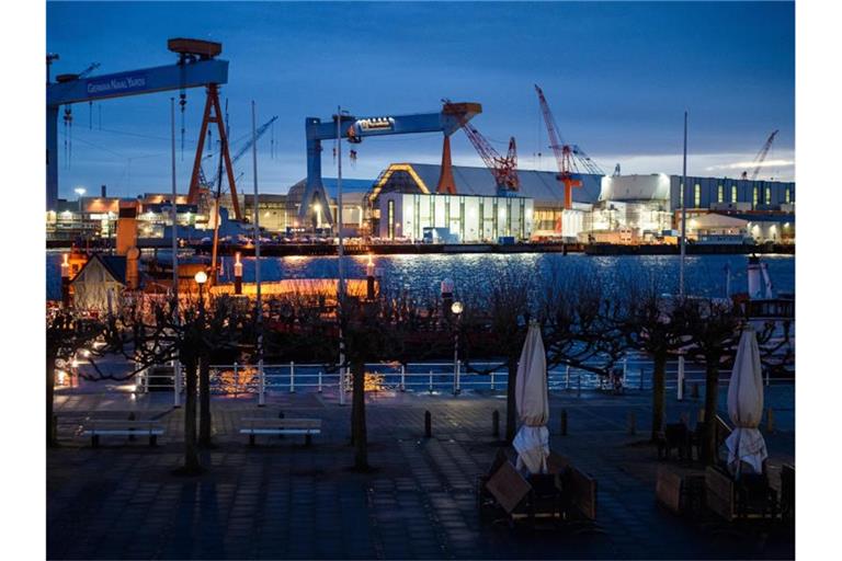 Das beleuchtete Werftgelände von ThyssenKrupp Marine Systems am Ufer der Förde. Foto: Gregor Fischer/dpa