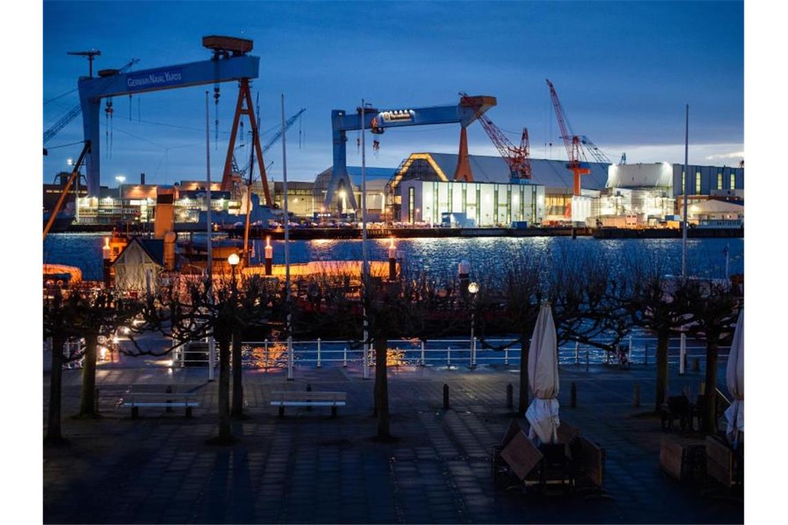 Das beleuchtete Werftgelände von ThyssenKrupp Marine Systems am Ufer der Kieler Förde. Foto: Gregor Fischer/dpa