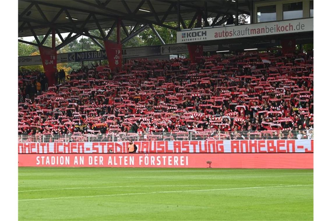 Das Hauptstadt-Duell: Derby-Fieber oder Corona-Irrsinn Das Berliner Derby zwischen Union und Hertha BSC kann vor 22.012 Zuschauern stattfinden. Foto: Matthias Koch/dpa