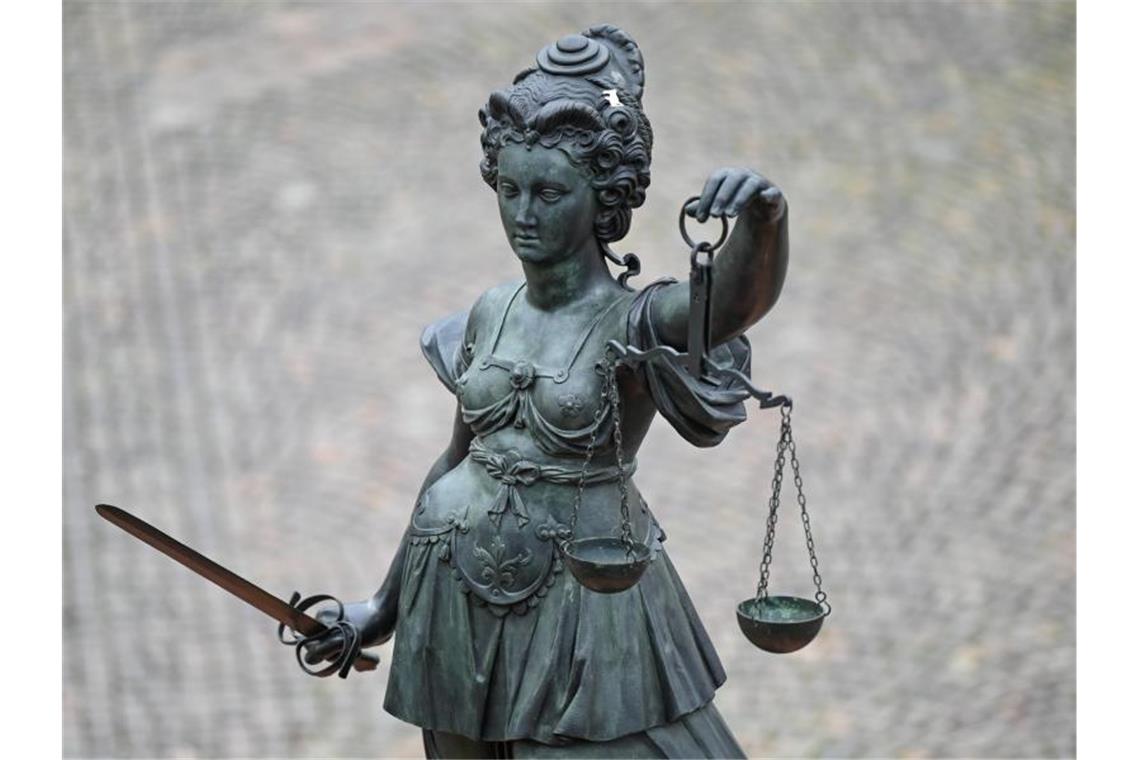 Gericht verurteilt Serienvergewaltiger zu 14 Jahren Haft Das Berliner Landgericht hat einen Mann wegen mehrerer Vergewaltigungen zu einer hohen Gefängnisstrafe verurteilt. Die Tatserie hatte im Raum Berlin/Brandenburg große Besorgnis ausgelöst. (Symbolbild). Foto: Arne Dedert/dpa