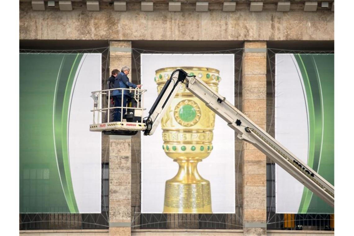 Das Berliner Olympiastadion wird für das Pokalfinale schick gemacht. Foto: Kay Nietfeld