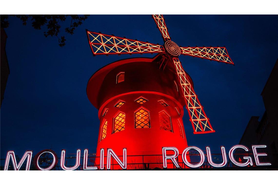 Das berühmtes Kabarett und Theater „Moulin Rouge“ bei Nacht.