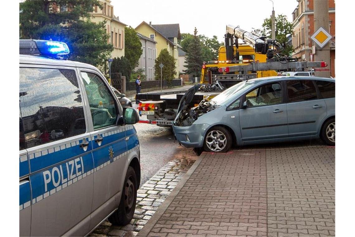 Das beschädigte Auto steht auf dem Gehweg. Foto: Daniel Schäfer/dpa-Zentralbild/dpa