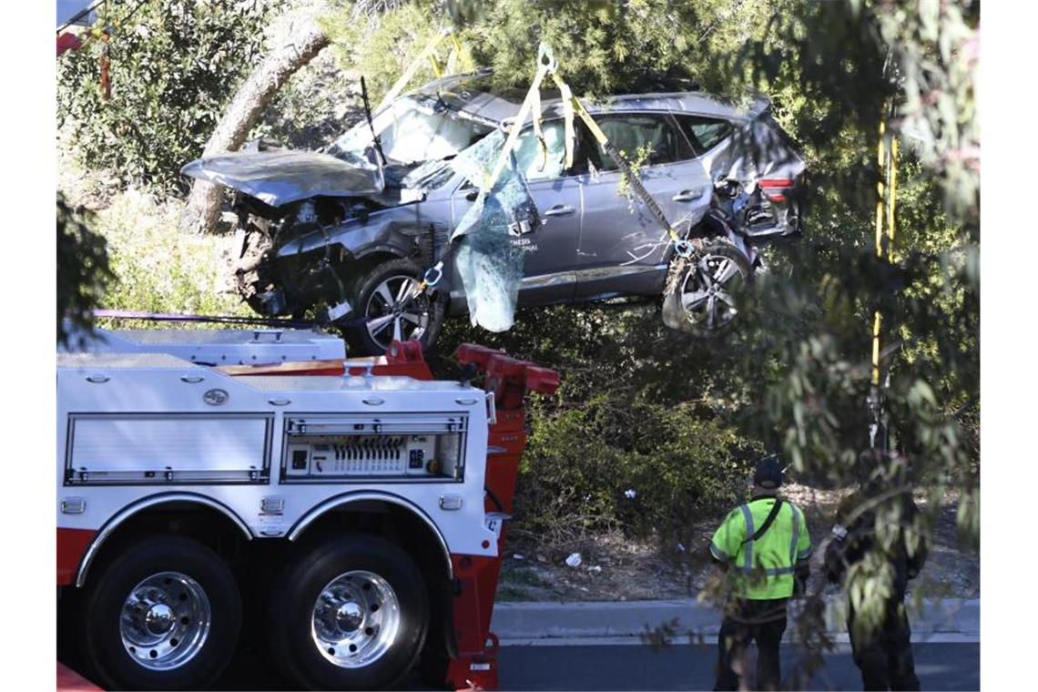 Das beschädigte Fahrzeug von Tiger Woods wird nach auf einen Autotransporter gehoben. Foto: Gene Blevins/ZUMA Wire/dpa