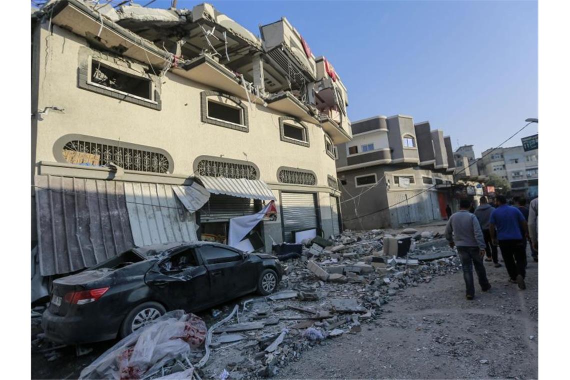 Das beschädigte Haus des Dschihad-Führers Baha Abu Al Ata. Die Eskalation in Nahost nährt die Furcht vor einem neuen Gaza-Krieg. Foto: Mohammed Talatene/dpa