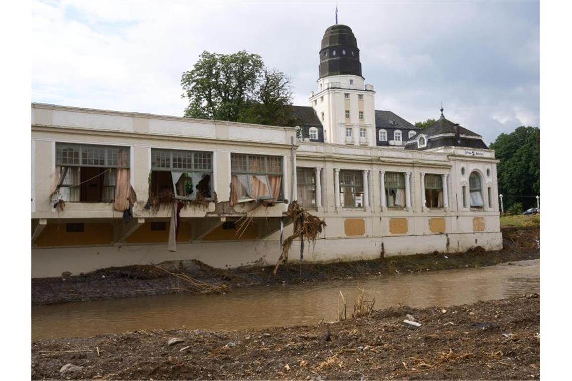An der Ahr nur geringer Anstieg des Pegelstands Das beschädigte Kurhaus in Bad Neuenahr-Ahrweiler. Für die Region ist neuer Starkregen vorausgesagt. Foto: Thomas Frey/dpa