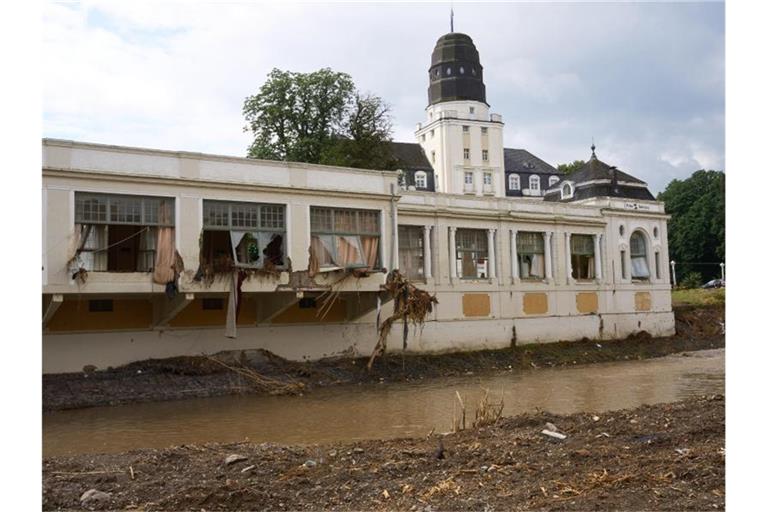 Das beschädigte Kurhaus in Bad Neuenahr-Ahrweiler. Für die Region ist neuer Starkregen vorausgesagt. Foto: Thomas Frey/dpa
