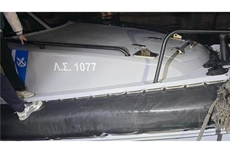 Das beschädigte Patrouillenboot der griechischen Küstenwache nach der Kollision mit dem Boot der Migranten.